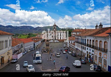 OURO PRETO, MINAS GERAIS, BRÉSIL - 8 JANVIER 2018 : vue depuis la place centrale de la ville historique d'Ouro Preto avec les touristes et les habitants Banque D'Images