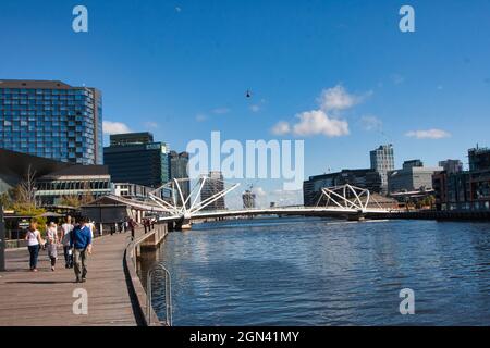 MELBOURNE, AUSTRALIE - 30 avril 2016 : la promenade Southbank le long du fleuve Yarra à Melbourne Banque D'Images