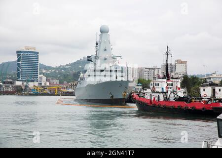 Batumi, Géorgie - 27 juin 2021, le destroyer de la Marine britannique HMS Defender est amarré Banque D'Images