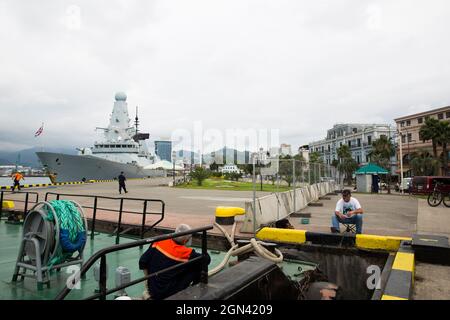 Batumi, Géorgie - 27 juin 2021, le destroyer de la Marine britannique HMS Defender est amarré Banque D'Images