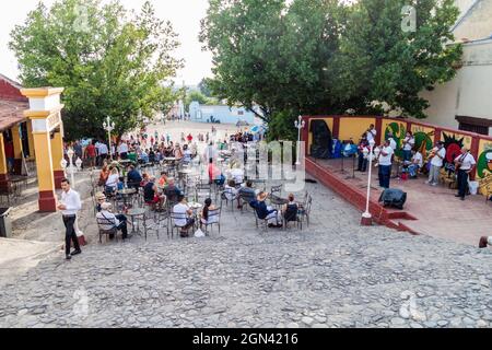 TRINIDAD, CUBA - 8 FÉVRIER 2016 : les gens aiment la musique à Casa de la Musica à Trinidad, Cuba. Banque D'Images