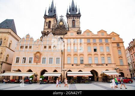 Central Gallery est un musée sophistiqué de 3 étages qui présente les expositions Andy Warhol, Salvador Dali et Alfons Mucha. Prise à Prague, République tchèque Banque D'Images