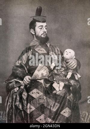 Toulouse-Lautrec habillé comme un Japonais et tenant un ventilateur et une poupée. Après une photographie du photographe français Maurice Guibert, 1856 - 1922, un ami de Toulouse-Lautrec. Henri Toulouse-Lautrec, 1864 - 1901, artiste postimpressionniste français. Banque D'Images