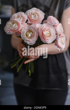 Coupe de beurre perse. Bouquet de fleurs de ranunculus rose pâle Banque D'Images