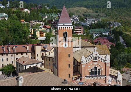 Rivisondoli (AQ) - vue sur le village de montagne caractéristique - Abruzzes - Italie Banque D'Images