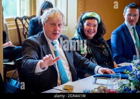 Le Premier ministre britannique Boris Johnson rencontre le leader de la majorité au Sénat des États-Unis Chuck Schumer (démocrate de New York), le leader de la minorité au Sénat des États-Unis Mitch McConnell (républicain du Kentucky) et un groupe de sénateurs bipartites pour une séance photo au Capitole des États-Unis à Washington, DC, le mercredi 22 septembre 2021. Crédit : Rod Lamkey/CNP/MediaPunch Banque D'Images