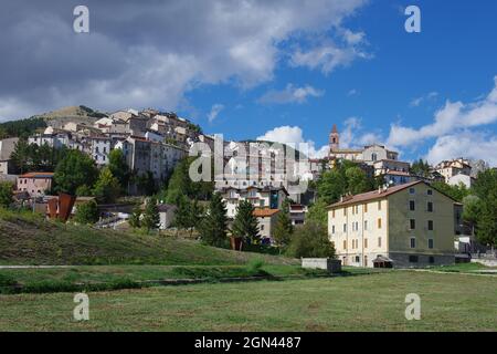 Rivisondoli (AQ) - vue sur le village de montagne caractéristique - Abruzzes - Italie Banque D'Images