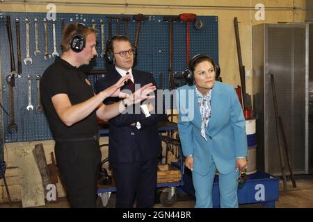 La Crownprincess Victoria et le Prince Daniel de Suède sont invités à une visite guidée par le Productionleader Jakob Ståhlberg lors de leur visite à l'usine de haches Wetterlings à Storvik, en Suède, le mercredi 22 septembre 2021. Le couple princesse héritière est en visite d'une journée à Gavleborg. Photo : Johan Jeppsson / TT code 10730 Banque D'Images