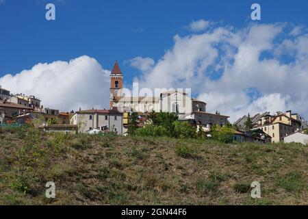 Rivisondoli (AQ) - vue sur le village de montagne caractéristique - Abruzzes - Italie Banque D'Images