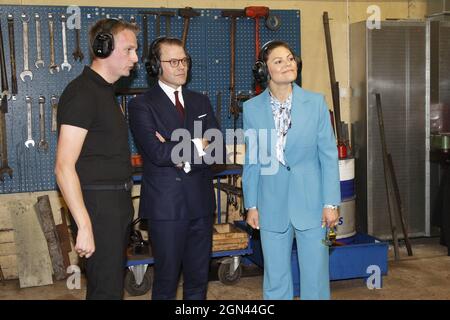 La Crownprincess Victoria et le Prince Daniel de Suède sont invités à une visite guidée par le Productionleader Jakob Ståhlberg lors de leur visite à l'usine de haches Wetterlings à Storvik, en Suède, le mercredi 22 septembre 2021. Le couple princesse héritière est en visite d'une journée à Gavleborg. Photo : Johan Jeppsson / TT code 10730 Banque D'Images