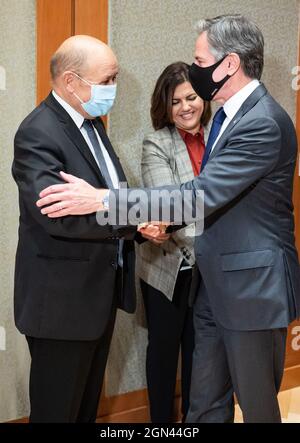 22 septembre 2021, États-Unis, New York : Jean-Yves le Drian (l), ministre des Affaires étrangères de la France, Et Anthony Blinken, secrétaire d'État des États-Unis, se salue mutuellement lors d'une réunion hybride des ministres des Affaires étrangères du processus de Berlin sur la Libye à la Deutsches Haus, la Mission permanente de la République fédérale d'Allemagne auprès des Nations Unies (ONU). Derrière les deux ministres, qui se rencontrent pour la première fois en face à face depuis la crise entre la France et les États-Unis, se trouve Najla El Mangush, le ministre des Affaires étrangères de la Libye. Le 76e débat général de l'Assemblée générale des Nations Unies a lieu cette semaine Banque D'Images