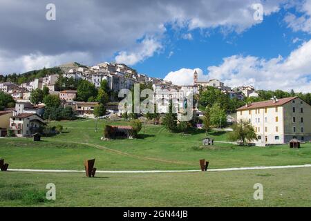 Rivisondoli (AQ) - vue sur le village de montagne caractéristique - Abruzzes - Italie Banque D'Images