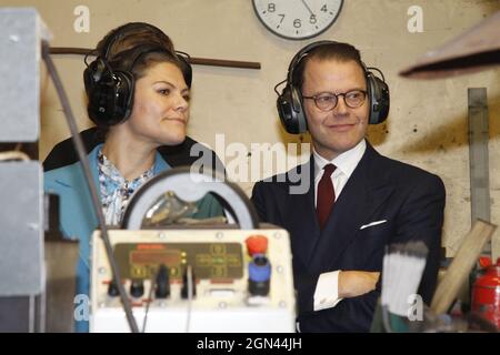 La Crownprincess Victoria et le Prince Daniel de Suède lors d'une visite à l'usine de haches Wetterlings à Storvik, Suède, le mercredi 22 septembre 2021. Le couple princesse héritière est en visite d'une journée à Gavleborg. Photo : Johan Jeppsson / TT code 10730 Banque D'Images