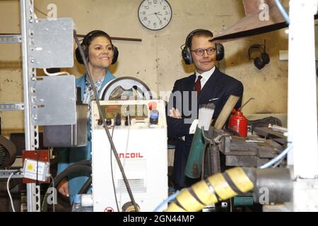 La Crownprincess Victoria et le Prince Daniel de Suède lors d'une visite à l'usine de haches Wetterlings à Storvik, Suède, le mercredi 22 septembre 2021. Le couple princesse héritière est en visite d'une journée à Gavleborg. Photo : Johan Jeppsson / TT code 10730 Banque D'Images