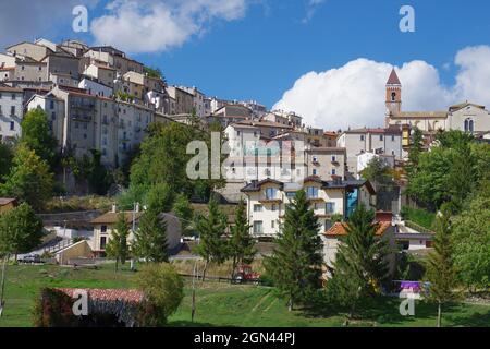 Rivisondoli (AQ) - vue sur le village de montagne caractéristique - Abruzzes - Italie Banque D'Images