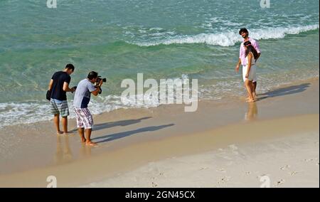 RIO DE JANEIRO, BRÉSIL - 14 NOVEMBRE 2015 : photographe professionnel dans la section photo avec couple de mariage à la plage de Barra da Tijuca Banque D'Images