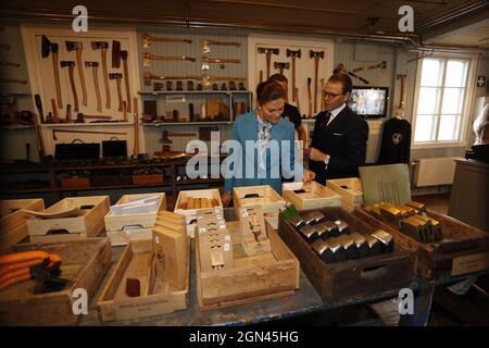 La Crownprincess Victoria et le Prince Daniel de Suède lors de leur visite à l'usine de haches Wetterlings à Storvik, Suède, le mercredi 22 septembre 2021. Le couple princesse héritière est en visite d'une journée à Gavleborg. Photo : Johan Jeppsson / TT code 10730 Banque D'Images