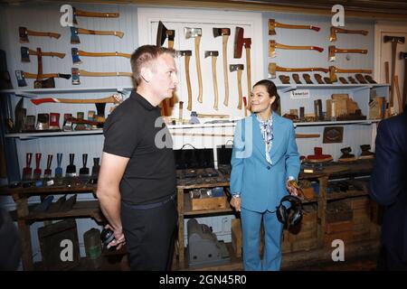 La Crownprincess Victoria de Suède arrive à l'usine de haches de Wetterlings et est accueillie par le chef de production Jakob Ståhlberg à Storvik, en Suède, le mercredi 22 septembre 2021. Le couple princesse héritière est en visite d'une journée à Gavleborg. Photo : Johan Jeppsson / TT code 10730 Banque D'Images