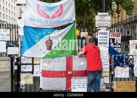 Des pancartes et des banderoles sont visibles à l'extérieur de Downing Street dans le cadre d'une manifestation anti-vaccination et anti-verrouillage.des manifestants anti-vaccination et anti-verrouillage manifestent à l'extérieur de Downing Street tandis que le Premier ministre Boris Johnson remanque son Cabinet. Banque D'Images