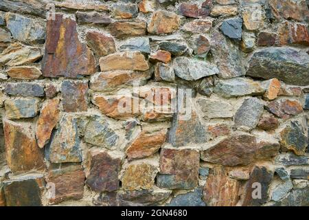 Une image détaillée d'un mur de pierre. Fond de mur en pierre ancien pour le design et la décoration. Photo de haute qualité Banque D'Images