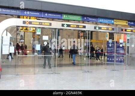 Milao, ITALIE. 22 septembre 2021. (INT) Fashion week à Milan, Italie. 22 septembre 2021, Milan, Italie: Mouvement à la gare centrale de Milan et à la Piazza Duomo, cartes postales de la ville, le mardi (21). Après un an et demi de présentations numériques, même à Milan, les défilés sont une fois de plus présents qu'en mode virtuel dans les collections printemps/été 2022 de la Fashion week, la semaine de la mode de Milan. (Credit image: © Josi Donelli/TheNEWS2 via ZUMA Press Wire) Banque D'Images