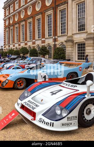 Voitures de course Porsche classiques au Concours of Elegance 2021, Hampton court Palace, Londres, Royaume-Uni Banque D'Images