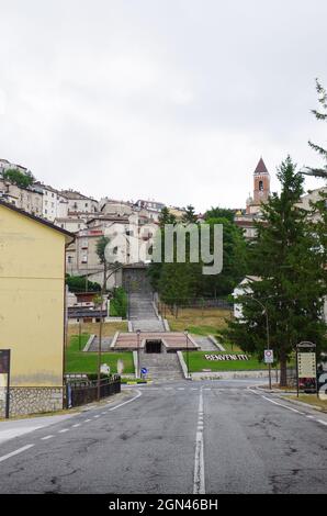 Rivisondoli (AQ) - vue sur le village de montagne caractéristique - Abruzzes - Italie Banque D'Images