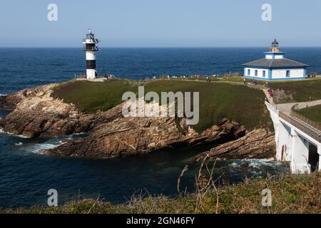 Belle vue aérienne du phare de Pancha donnant sur une mer bleu profond à Isla Pancha, Espagne Banque D'Images