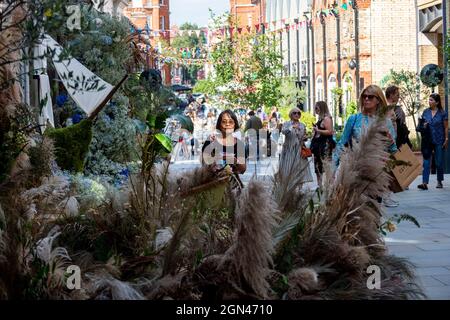 Londres, Royaume-Uni. 22 septembre 2021. Installations de fleurs dans Pavilion Road, Belgravia, une partie de Belgravia in Bloom, dont le thème cette année est «Floral Fairground». Les installations florales locales coïncident avec le RHS Chelsea Flower Show reporté, du 20 au 26 septembre 2021. Credit: Stephen Chung / Alamy Live News Banque D'Images