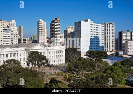 CURITIBA, PARANA, BRÉSIL - 28 SEPTEMBRE 2016 : place Santos Andrade et construction de l'Université fédérale de Parana en arrière-plan Banque D'Images