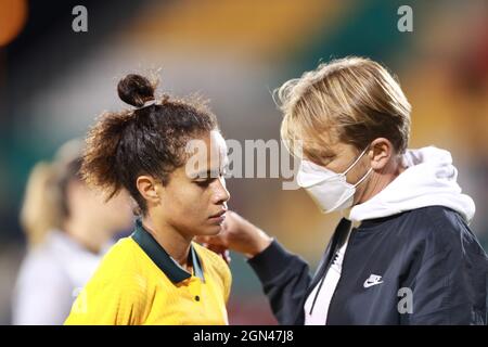 Dublin, Irlande. 21 septembre 2021. Mary Fowler (11 Australie) discutant avec son directeur Tony Gustavsson pendant le Womens International friendly entre la République d'Irlande et l'Australie au stade de Tallaght à Dublin, Irlande. Crédit: SPP Sport presse photo. /Alamy Live News Banque D'Images