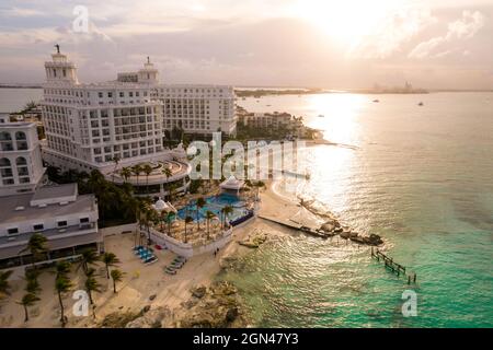 Cancun, Mexique - 17 septembre 2021 : vue sur le magnifique Hotel Riu Palace Las Americas dans la zone hôtelière de Cancun. Riviera Maya dans Quintana Roo Banque D'Images