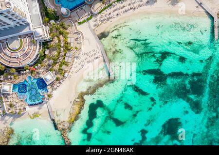 Cancun, Mexique - 17 septembre 2021 : vue sur le magnifique Hotel Riu Palace Las Americas dans la zone hôtelière de Cancun. Riviera Maya dans Quintana Roo Banque D'Images