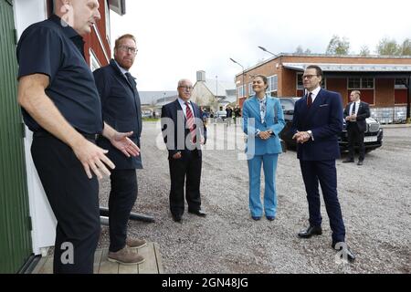 Victoria et le Prince Daniel de Suède sont accueillis par Johan Ståhlberg, PDG de Wetterling (à gauche), lors de leur visite à l'usine de haches Wetterlings à Storvik, en Suède, le mercredi 22 septembre 2021. Le couple princesse héritière est en visite d'une journée à Gavleborg. Photo : Johan Jeppsson / TT code 10730 Banque D'Images