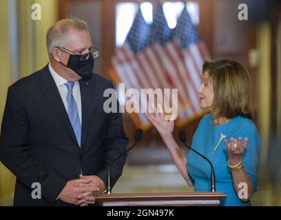 Washington, États-Unis. 22 septembre 2021. Le Premier ministre australien Scott Morrison et la Présidente de la Chambre Nancy Pelosi, D-CA, s'expriment au Capitole des États-Unis à Washington DC le mercredi 22 septembre 2021. Photo de Bonnie Cash/UPI. Crédit : UPI/Alay Live News Banque D'Images