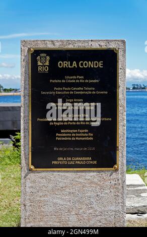 RIO DE JANEIRO, BRÉSIL - 30 DÉCEMBRE 2019 : plaque commémorative de l'inauguration de 'Orla Conde', chemin pavé dans la zone portuaire de Rio Banque D'Images