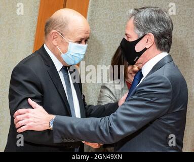 22 septembre 2021, États-Unis, New York : Jean-Yves le Drian (l), ministre des Affaires étrangères de la France, Et Anthony Blinken, secrétaire d'État des États-Unis, se salue mutuellement lors d'une réunion hybride des ministres des Affaires étrangères du processus de Berlin sur la Libye à la Deutsches Haus, la Mission permanente de la République fédérale d'Allemagne auprès des Nations Unies (ONU). Derrière les deux ministres, qui se rencontrent pour la première fois en face à face depuis la crise entre la France et les États-Unis, se trouve Najla Mohammed El Mangoush, le ministre des Affaires étrangères de la Libye. Le 76e débat général de l'Assemblée générale des Nations Unies a lieu cette semaine. Banque D'Images