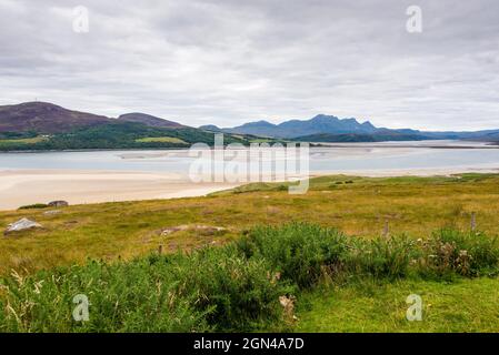 À l'horizon, les sommets déchiquetés de Ben Loyal s'élèvent derrière les eaux et les bancs de sable du Kyle of Tongue vus de Midtown près du NC500, au nord de l'Écosse. Banque D'Images