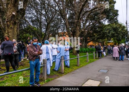 Melbourne, Australie. 22 septembre 2021. Les travailleurs et les visiteurs des hôpitaux sont rassemblés dans un parc après avoir été évacués des bâtiments après un tremblement de terre le plus fort de l'histoire moderne de Melbourne. Vers 9 h 15, l'État de Victoria et sa capitale Melbourne ont été frappés par un tremblement de terre de 5.8 à 6.0 sur une échelle de Richter. Le tremblement de 20 secondes a causé des dommages à certains bâtiments et provoqué l'évacuation des personnes hors des bâtiments. Crédit : SOPA Images Limited/Alamy Live News Banque D'Images