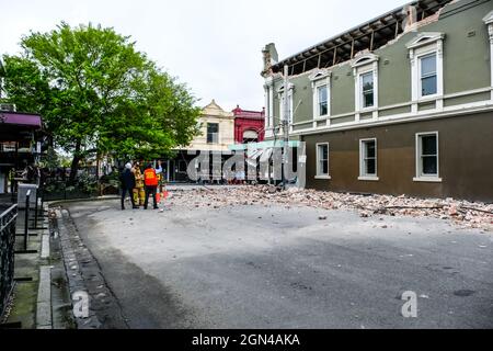 Melbourne, Australie. 22 septembre 2021. Équipe d'arpentage du bâtiment examinant les dommages causés au bâtiment après un tremblement de terre qui a frappé Melbourne Victoria. Vers 9 h 15, l'État de Victoria et sa capitale Melbourne ont été touchés par un tremblement de terre de 5.8 à 6.0 sur une échelle de Richter. Le tremblement de 20 secondes a causé des dommages à certains bâtiments et provoqué l'évacuation des personnes hors des bâtiments. Crédit : SOPA Images Limited/Alamy Live News Banque D'Images