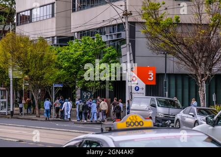 Melbourne, Australie. 22 septembre 2021. Le personnel médical portant des blouses a vu s'évacuer de l'hôpital après un tremblement de terre à Melbourne.vers 9:15, l'État de Victoria et sa capitale Melbourne ont été frappés par un tremblement de terre de 5.8-6.0 sur une échelle de Richter. Le tremblement de 20 secondes a causé des dommages à certains bâtiments et provoqué l'évacuation des personnes hors des bâtiments. Crédit : SOPA Images Limited/Alamy Live News Banque D'Images