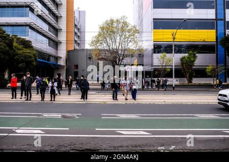 Melbourne, Australie. 22 septembre 2021. Les chercheurs médicaux de l'hôpital Alfred évacuant de l'hôpital après un tremblement de terre à Melbourne. Vers 9 h 15, l'État de Victoria et sa capitale Melbourne ont été frappés par un tremblement de terre de 5.8 à 6.0 sur une échelle de Richter. Le tremblement de 20 secondes a causé des dommages à certains bâtiments et provoqué l'évacuation des personnes hors des bâtiments. Crédit : SOPA Images Limited/Alamy Live News Banque D'Images