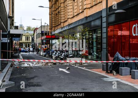 Melbourne, Australie. 22 septembre 2021. Les dommages causés à un bâtiment historique de Prahran, le « Big Store », où des briques sont tombées du bâtiment suite à un tremblement de terre.à environ 9 h 15, l'État de Victoria et sa capitale Melbourne ont été frappés par un tremblement de terre de 5.8 à 6.0 sur une échelle de Richter. Le tremblement de 20 secondes a causé des dommages à certains bâtiments et provoqué l'évacuation des personnes hors des bâtiments. Crédit : SOPA Images Limited/Alamy Live News Banque D'Images