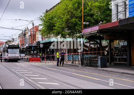 Melbourne, Australie. 22 septembre 2021. On voit des gens examiner les dommages causés à un bâtiment historique à Windsor, au cours des séquelles.vers 9:15, l'État de Victoria et sa capitale Melbourne ont été frappés par un tremblement de terre de 5.8-6.0 sur une échelle de Richter. Le tremblement de 20 secondes a causé des dommages à certains bâtiments et provoqué l'évacuation des personnes hors des bâtiments. Crédit : SOPA Images Limited/Alamy Live News Banque D'Images