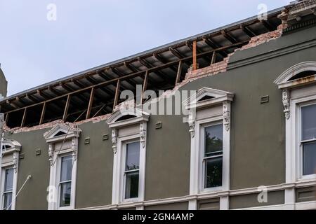 Melbourne, Australie. 22 septembre 2021. Gros plan sur un mur tombé, les dégâts causés aux briques ont été causés par un fort tremblement de terre à Melbourne.à environ 9 h 15, l'État de Victoria et sa capitale Melbourne ont été frappés par un tremblement de terre de 5.8 à 6.0 sur une échelle de Richter. Le tremblement de 20 secondes a causé des dommages à certains bâtiments et provoqué l'évacuation des personnes hors des bâtiments. Crédit : SOPA Images Limited/Alamy Live News Banque D'Images