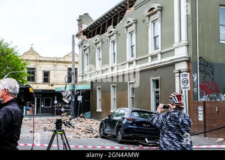 Melbourne, Australie. 22 septembre 2021. Une femme prenant des photos des dommages causés par un tremblement de terre à Melbourne au cours des séquelles.vers 9:15, l'État de Victoria et sa capitale Melbourne ont été frappés par un tremblement de terre de 5.8-6.0 sur une échelle de Richter. Le tremblement de 20 secondes a causé des dommages à certains bâtiments et provoqué l'évacuation des personnes hors des bâtiments. Crédit : SOPA Images Limited/Alamy Live News Banque D'Images