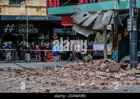 Melbourne, Australie. 22 septembre 2021. Les gens qui ont été forcés de quitter la construction par le tremblement de terre avec les médias regardent les dommages causés au bâtiment de Betty's Burgers & Concrete Co au cours des séquelles.vers 9:15, l'État de Victoria et sa capitale Melbourne ont été frappés par un tremblement de terre de 5.8-6.0 sur une échelle de Richter. Le tremblement de 20 secondes a causé des dommages à certains bâtiments et provoqué l'évacuation des personnes hors des bâtiments. Crédit : SOPA Images Limited/Alamy Live News Banque D'Images