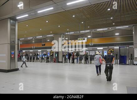 Salle de billetterie de la nouvelle station de métro de Londres à Battersea Power Station, Londres, Royaume-Uni.Ouvert en septembre 2021.Partie de la nouvelle extension de la ligne Nord. Banque D'Images