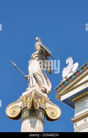 Athena ou Athene, souvent donné le nom de Pallas, est une ancienne déesse grecque associée à la sagesse, une statue dans le centre d'Athènes Banque D'Images