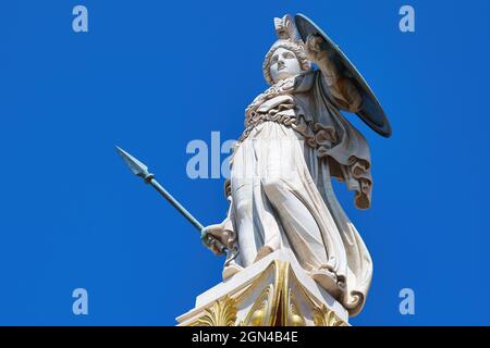 Athena ou Athene, souvent donné le nom de Pallas, est une ancienne déesse grecque associée à la sagesse, une statue dans le centre d'Athènes Banque D'Images